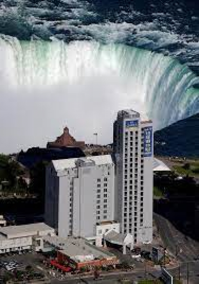 THE OAKES HOTEL OVERLOOKING THE FALLS